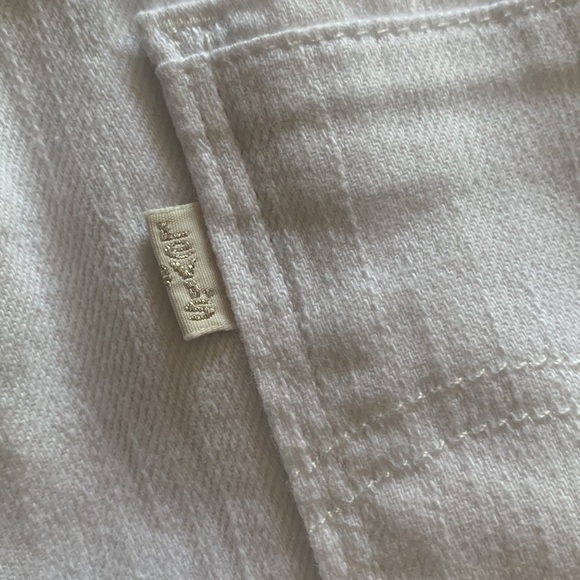 White Levi’s size 10 denim shorts 5-pocket 99% cotton 1% elastane - Picture 4 of 11